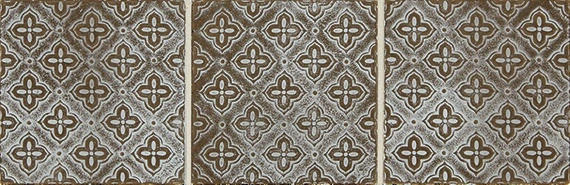 Whitewash Classic Bronze Square Flower