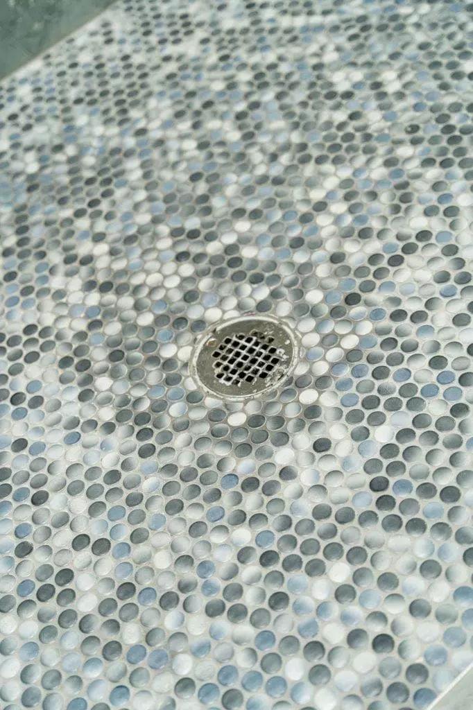 Stunning shower floor with penny round tiles in aqua color that is sure to turn heads Stunning shower floor with penny round tiles in aqua color that is sure to turn heads