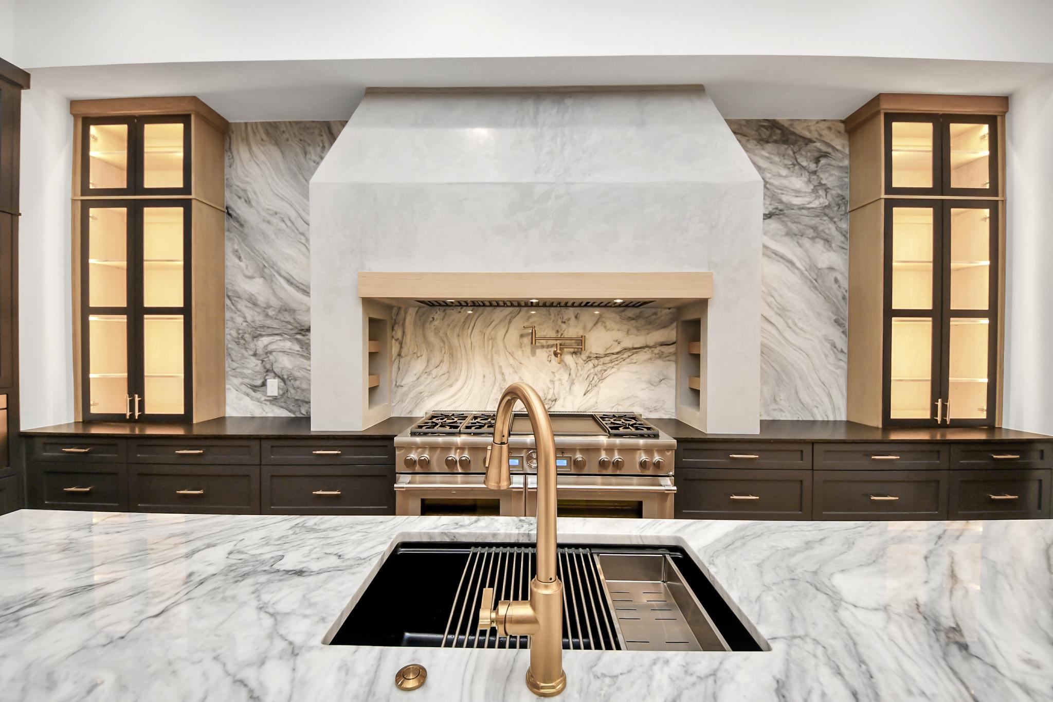 Gorgeous kitchen with Elite Tiles surfaces and white oak flooring in Houston, TX. Gorgeous kitchen with Elite Tiles surfaces and white oak flooring in Houston, TX.